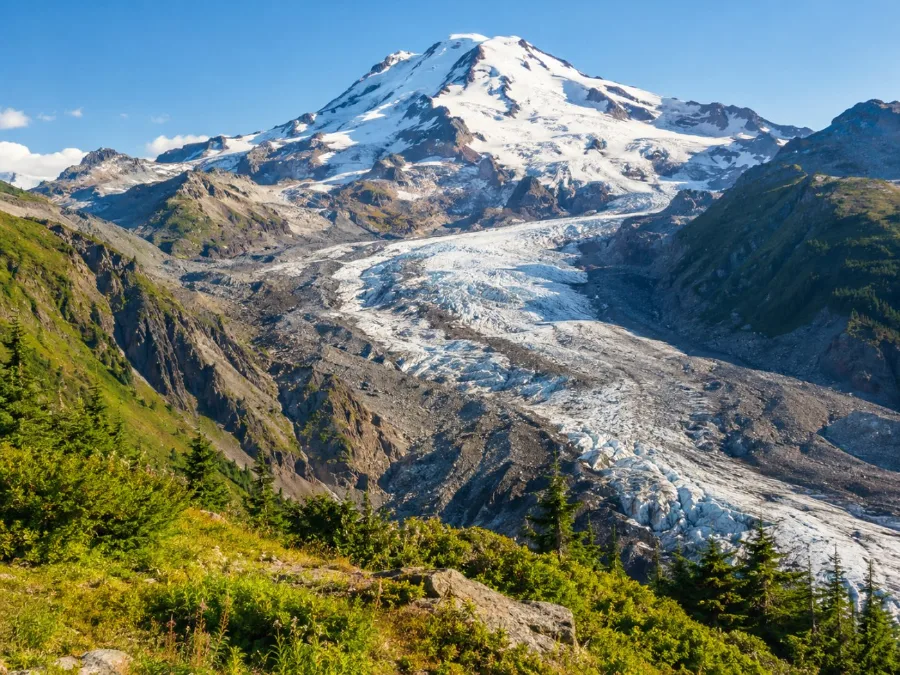 El hielo gris y la morrena del Nisqually Glacier vistos desde un mirador