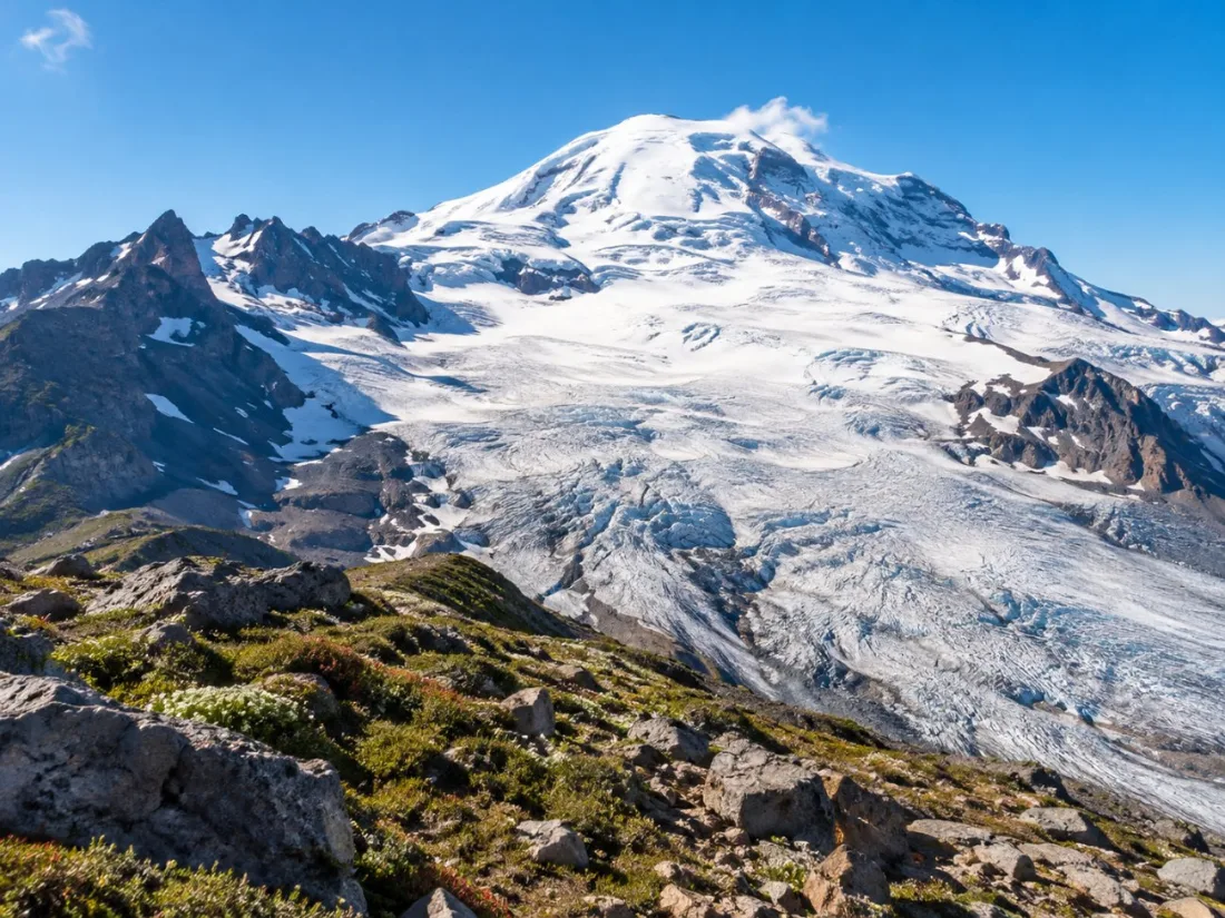 Ein felsiger Tundrakamm oberhalb von Sunrise mit Blick auf den Emmons Glacier