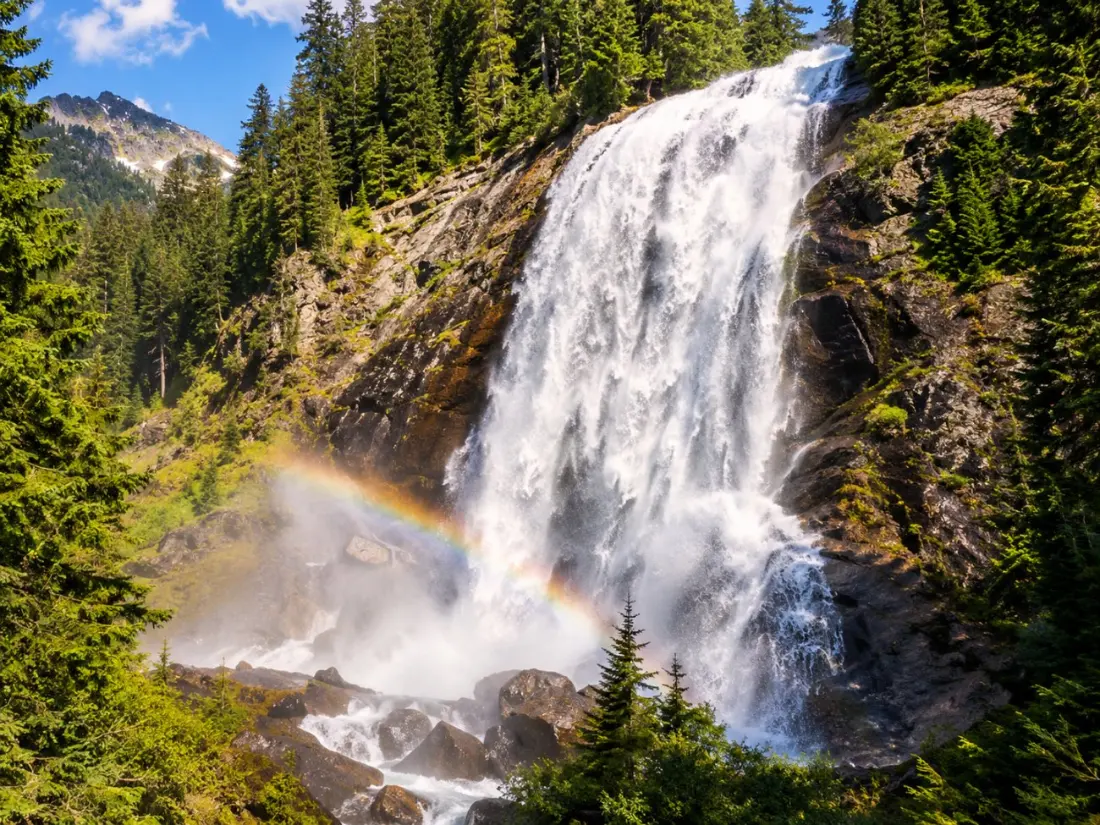 Die Narada Falls fließen in einem Sprühnebel über eine breite Felswand